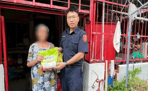 老嫗生活拮据　龍泉警送愛心物資1